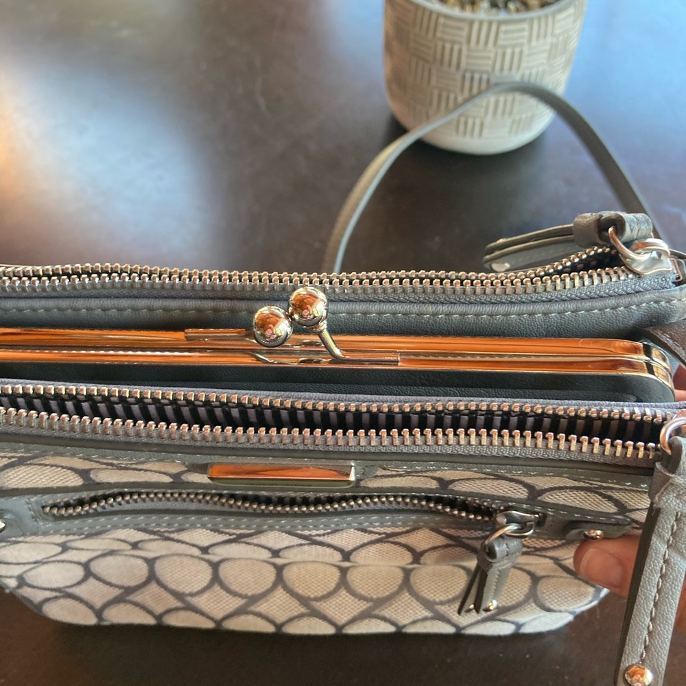 Nine West purse. EUC. Shoulder strap or cross-body - Picture 2 of 6
